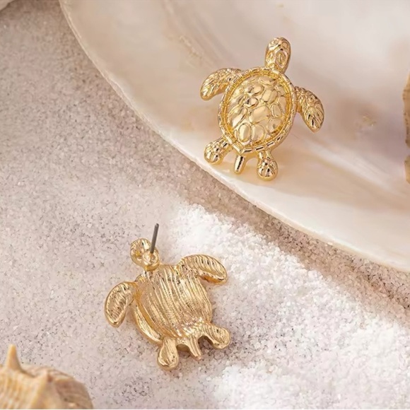 Sea Turtle Gold Stud Earrings - Picture 3 of 7